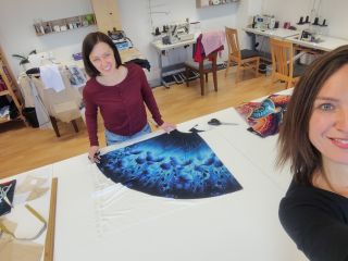 Ahoj, moc zdravíme z ateliéru 🧵✂️ Dneska s Luckou tvoříme nové šaty a už teď se nemůžeme dočkat, až vám je ukážeme ❄️💙