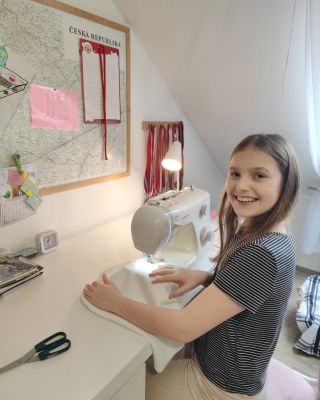 Ta moje holčička se pomamila ❤️ Zvuk šicího stroje slýchala ještě, když byla v bříšku 🤰 A od té doby je v tom Mařenka se...