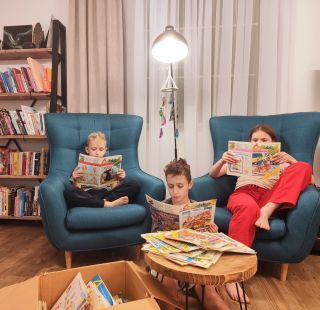 Zpátky do mého dětství 💚 Vytáhla jsem ze skříně svoje staré Čtyřlístky a děti se do nich pustily, jako by to byla úplná...